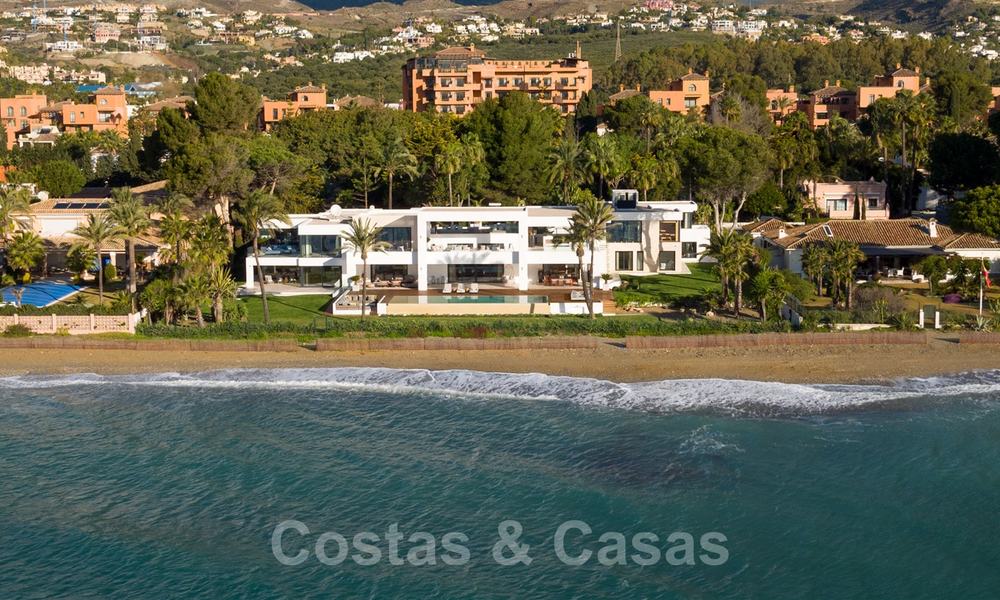 Moderne exclusieve eerstelijns strand villa te koop met panoramisch zeezicht aan de New Golden Mile, tussen Marbella en Estepona. Terug op de markt! 24269