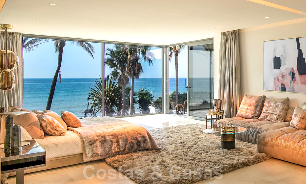 Moderne exclusieve eerstelijns strand villa te koop met panoramisch zeezicht aan de New Golden Mile, tussen Marbella en Estepona. Terug op de markt! 24271
