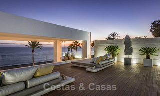 Moderne exclusieve eerstelijns strand villa te koop met panoramisch zeezicht aan de New Golden Mile, tussen Marbella en Estepona. Terug op de markt! 24274 