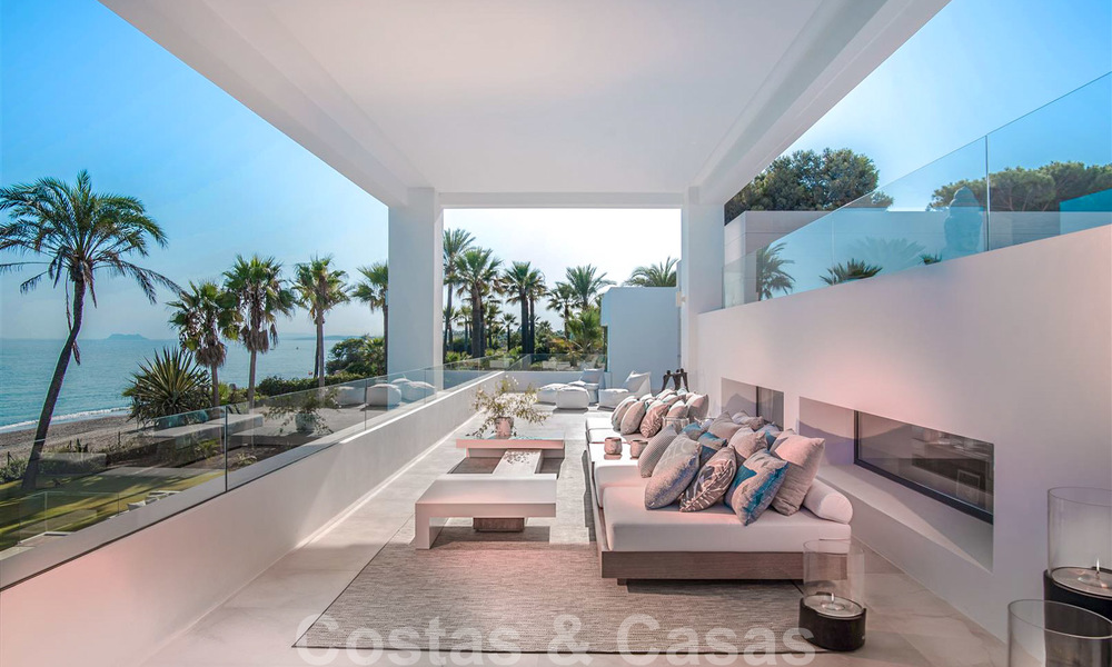 Moderne exclusieve eerstelijns strand villa te koop met panoramisch zeezicht aan de New Golden Mile, tussen Marbella en Estepona. Terug op de markt! 24275