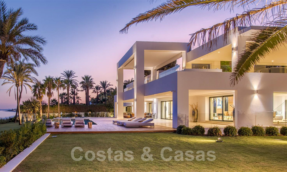 Moderne exclusieve eerstelijns strand villa te koop met panoramisch zeezicht aan de New Golden Mile, tussen Marbella en Estepona. Terug op de markt! 24277