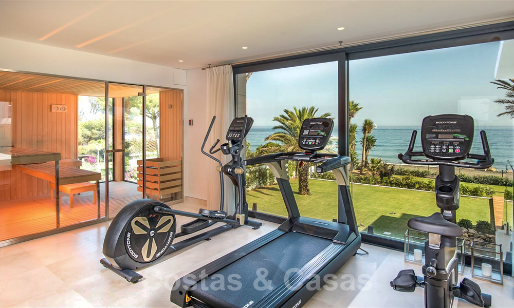 Moderne exclusieve eerstelijns strand villa te koop met panoramisch zeezicht aan de New Golden Mile, tussen Marbella en Estepona. Terug op de markt! 24279