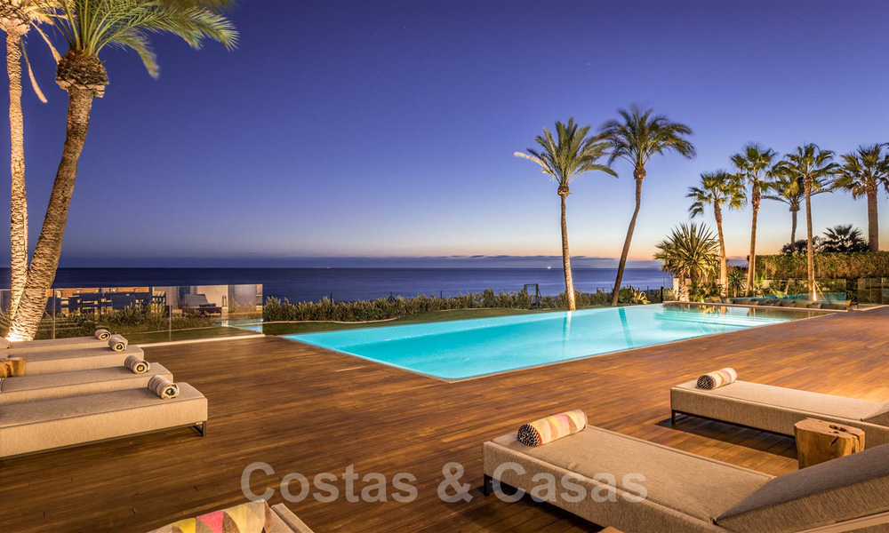 Moderne exclusieve eerstelijns strand villa te koop met panoramisch zeezicht aan de New Golden Mile, tussen Marbella en Estepona. Terug op de markt! 24281