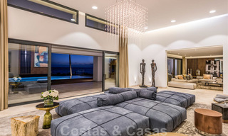 Moderne exclusieve eerstelijns strand villa te koop met panoramisch zeezicht aan de New Golden Mile, tussen Marbella en Estepona. Terug op de markt! 24283 