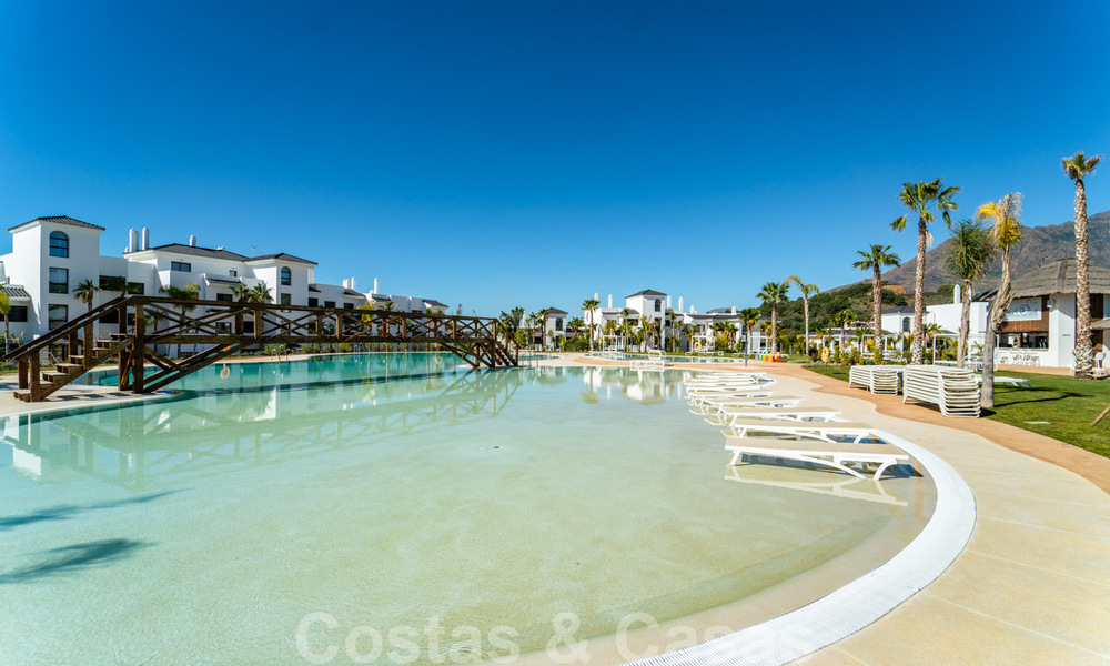 Elegante, nieuwe moderne appartementen met panoramisch berg- en zeezicht te koop in de heuvels van Estepona 24380