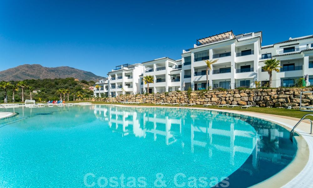 Elegante, nieuwe moderne appartementen met panoramisch berg- en zeezicht te koop in de heuvels van Estepona 24381