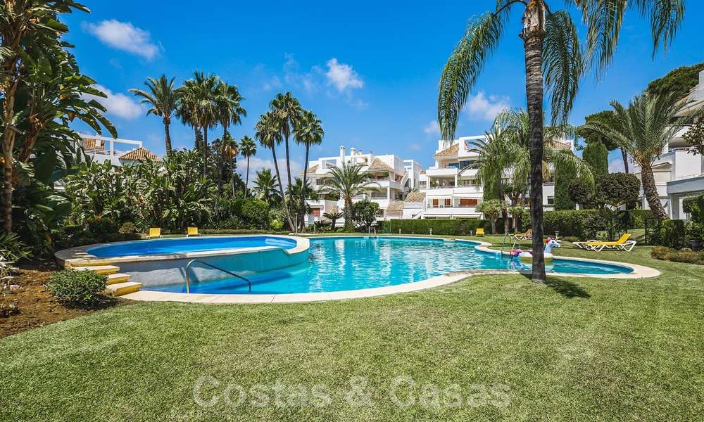 Elegant, gerenoveerd appartement te koop, direct aan de golfbaan in Nueva Andalucia te Marbella 24321