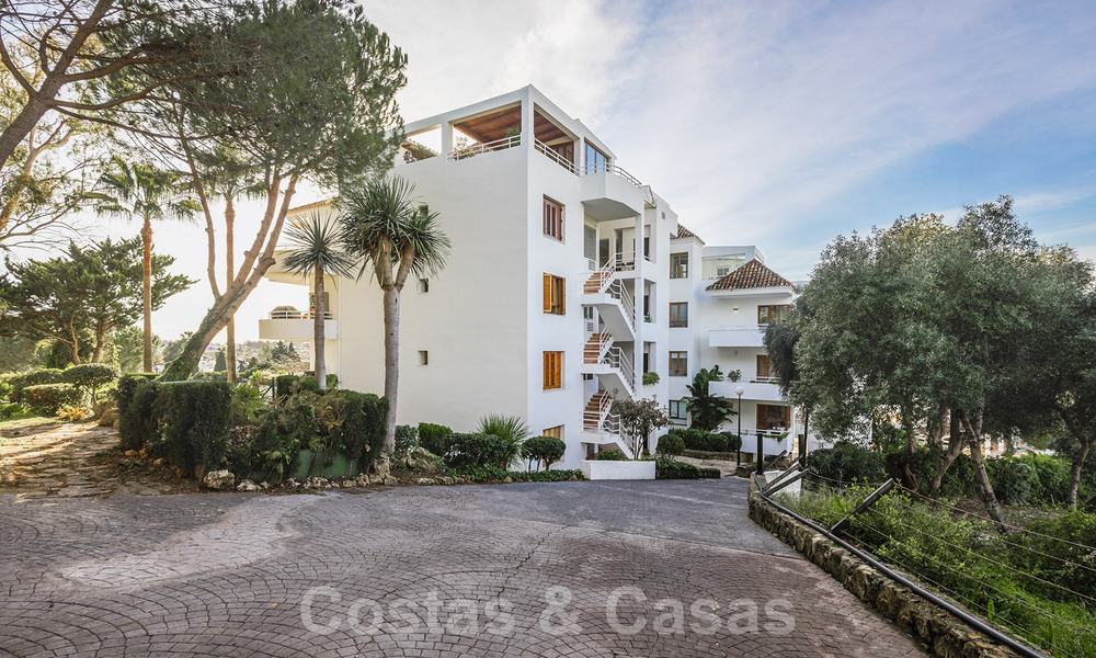 Elegant, gerenoveerd appartement te koop, direct aan de golfbaan in Nueva Andalucia te Marbella 24322