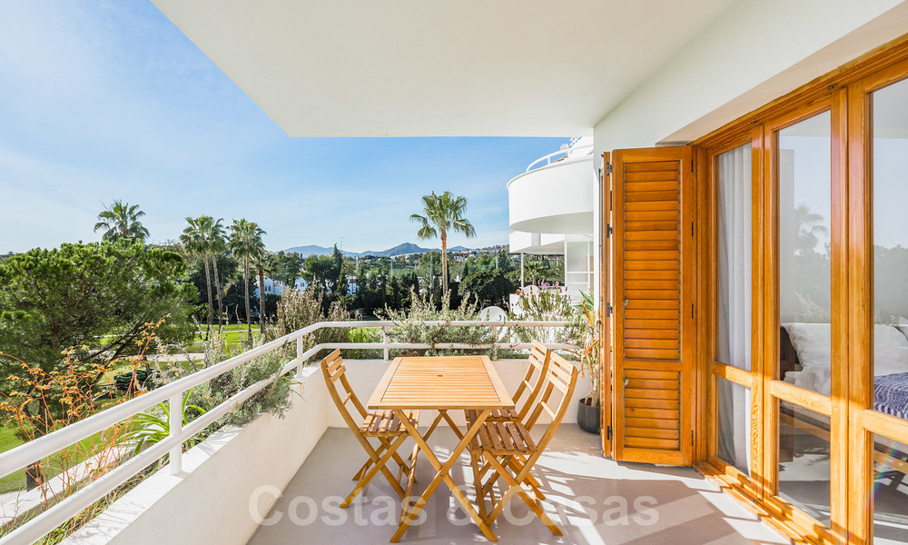 Elegant, gerenoveerd appartement te koop, direct aan de golfbaan in Nueva Andalucia te Marbella 24327