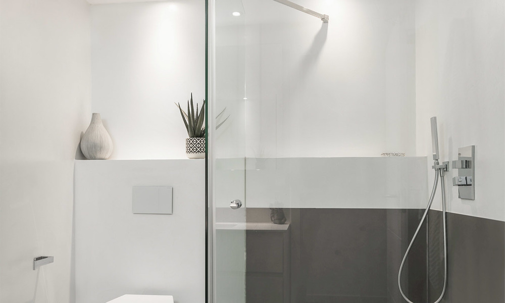 Elegant, gerenoveerd appartement te koop, direct aan de golfbaan in Nueva Andalucia te Marbella 24329