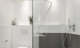 Elegant, gerenoveerd appartement te koop, direct aan de golfbaan in Nueva Andalucia te Marbella 24329 