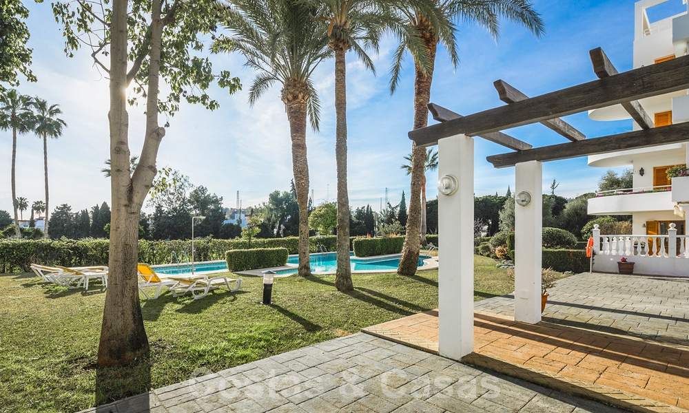 Elegant, gerenoveerd appartement te koop, direct aan de golfbaan in Nueva Andalucia te Marbella 24333