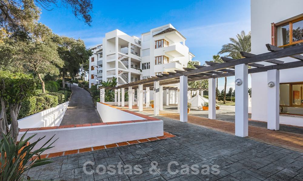 Elegant, gerenoveerd appartement te koop, direct aan de golfbaan in Nueva Andalucia te Marbella 24334