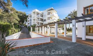 Elegant, gerenoveerd appartement te koop, direct aan de golfbaan in Nueva Andalucia te Marbella 24334 