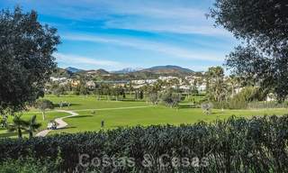 Elegant, gerenoveerd appartement te koop, direct aan de golfbaan in Nueva Andalucia te Marbella 24335 
