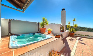 Prachtig penthouse appartement in exclusief, omheind frontlinie-golfcomplex met panoramisch uitzicht in La Quinta, Benahavis - Marbella 24438 