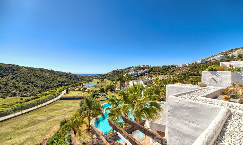 Prachtig penthouse appartement in exclusief, omheind frontlinie-golfcomplex met panoramisch uitzicht in La Quinta, Benahavis - Marbella 24443