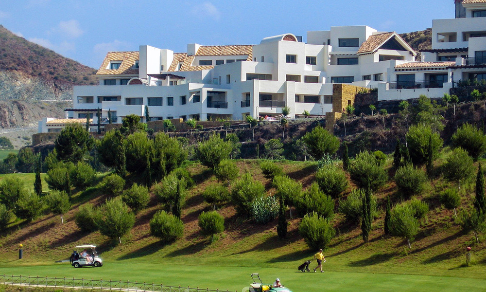 TEE 5 : Ruime moderne luxe eerstelijnsgolf appartementen met een prachtig golf- en zeezicht te koop in Marbella - Benahavis 24521
