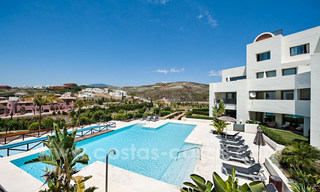 TEE 5 : Ruime moderne luxe eerstelijnsgolf appartementen met een prachtig golf- en zeezicht te koop in Marbella - Benahavis 24523 