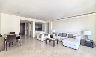 TEE 5 : Ruime moderne luxe eerstelijnsgolf appartementen met een prachtig golf- en zeezicht te koop in Marbella - Benahavis 24526 