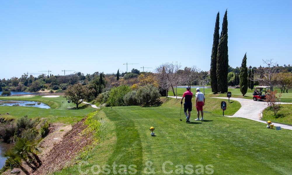 TEE 5 : Ruime moderne luxe eerstelijnsgolf appartementen met een prachtig golf- en zeezicht te koop in Marbella - Benahavis 24536