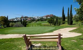 TEE 5 : Ruime moderne luxe eerstelijnsgolf appartementen met een prachtig golf- en zeezicht te koop in Marbella - Benahavis 24537 