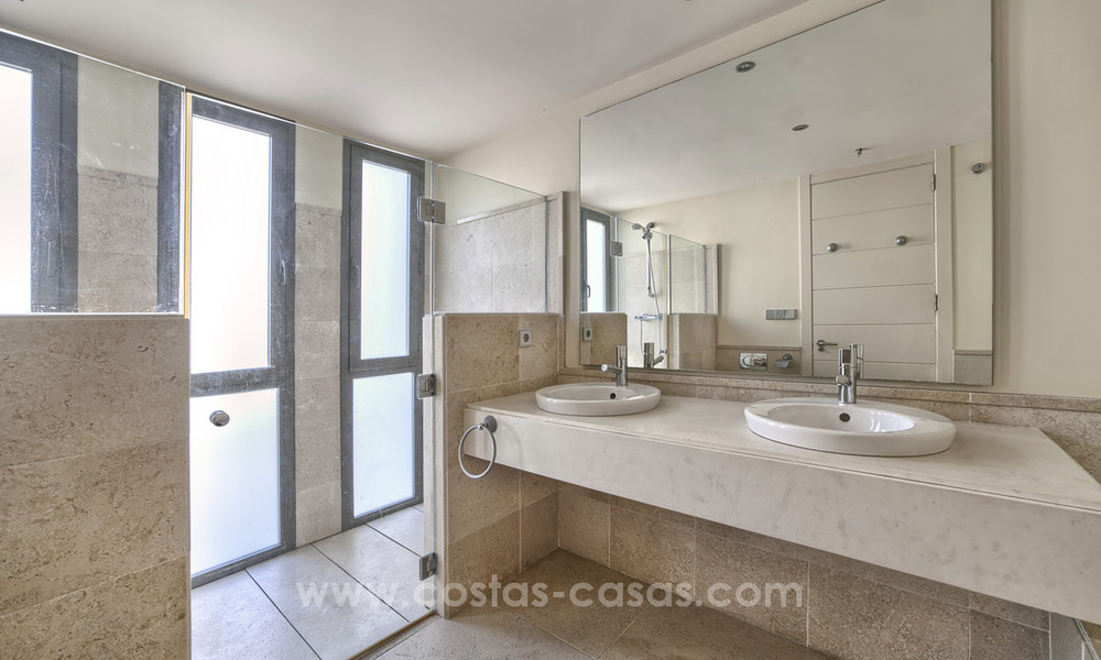 TEE 5 : Ruime moderne luxe eerstelijnsgolf appartementen met een prachtig golf- en zeezicht te koop in Marbella - Benahavis 24546