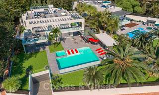 Exclusieve, hedendaagse villa te koop met panoramisch zeezicht, vlakbij het strand in Oost Marbella 24592 