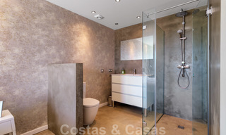 Gerenoveerd in eigentijdse stijl, duplex appartement te koop met zeezicht op de New Golden Mile tussen Marbella en Estepona 24728 