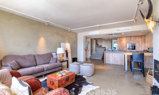 Gerenoveerd in eigentijdse stijl, duplex appartement te koop met zeezicht op de New Golden Mile tussen Marbella en Estepona 24741 