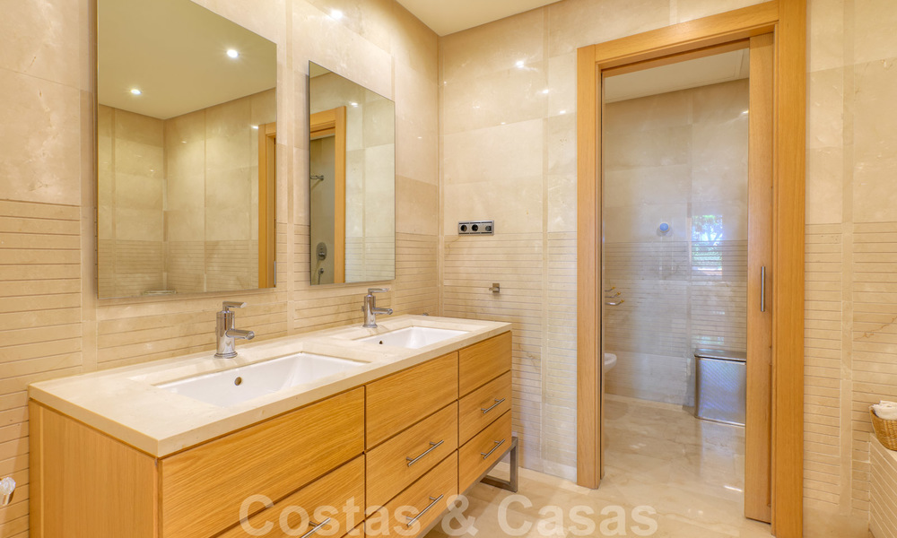 Luxe appartement te koop in prestigieus complex aan de Golden Mile te Marbella 24819