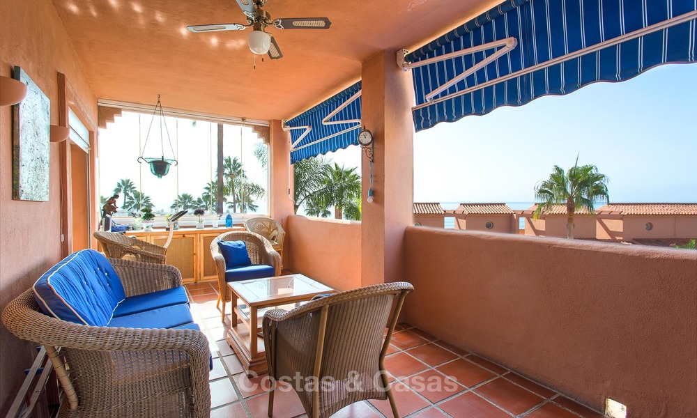 Penthouse appartement te koop in een eerstelijns strand complex in Estepona 24631