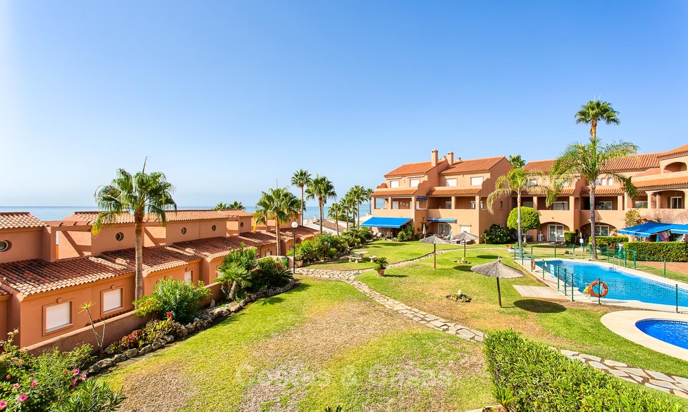 Penthouse appartement te koop in een eerstelijns strand complex in Estepona 24633