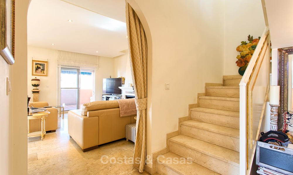 Penthouse appartement te koop in een eerstelijns strand complex in Estepona 24638