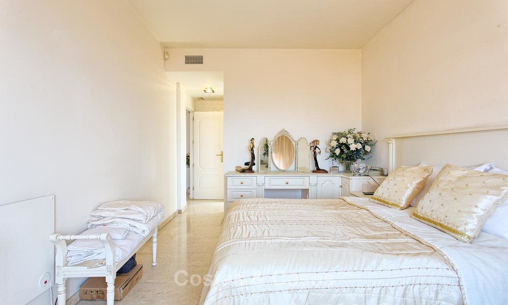 Penthouse appartement te koop in een eerstelijns strand complex in Estepona 24640