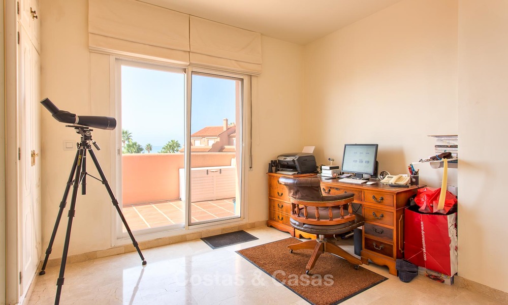 Penthouse appartement te koop in een eerstelijns strand complex in Estepona 24642