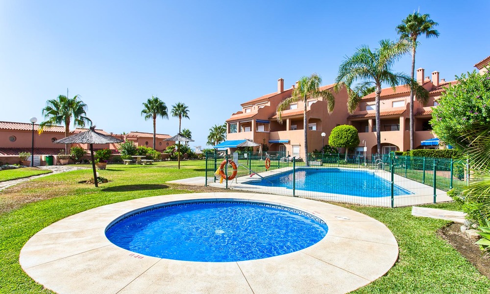 Penthouse appartement te koop in een eerstelijns strand complex in Estepona 24655