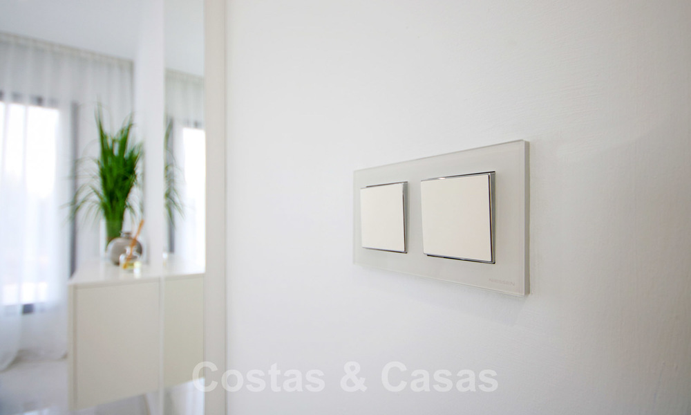 Nieuw instapklaar modern designappartement te koop, aan de golfbaan tussen Marbella en Estepona 24840