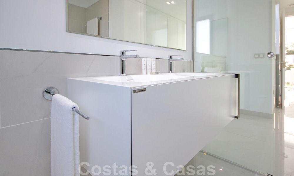 Nieuw instapklaar modern designappartement te koop, aan de golfbaan tussen Marbella en Estepona 24843