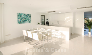 Nieuw instapklaar modern designappartement te koop, aan de golfbaan tussen Marbella en Estepona 24845 