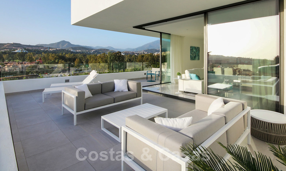 Nieuw instapklaar modern designappartement te koop, aan de golfbaan tussen Marbella en Estepona 24847