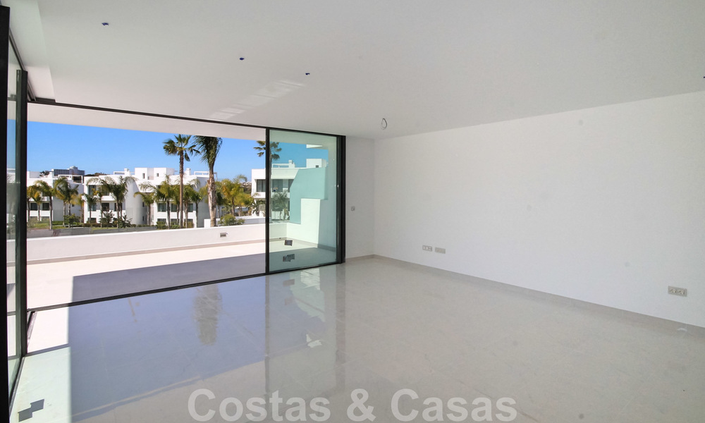 Nieuw instapklaar modern designappartement te koop, aan de golfbaan tussen Marbella en Estepona 24849