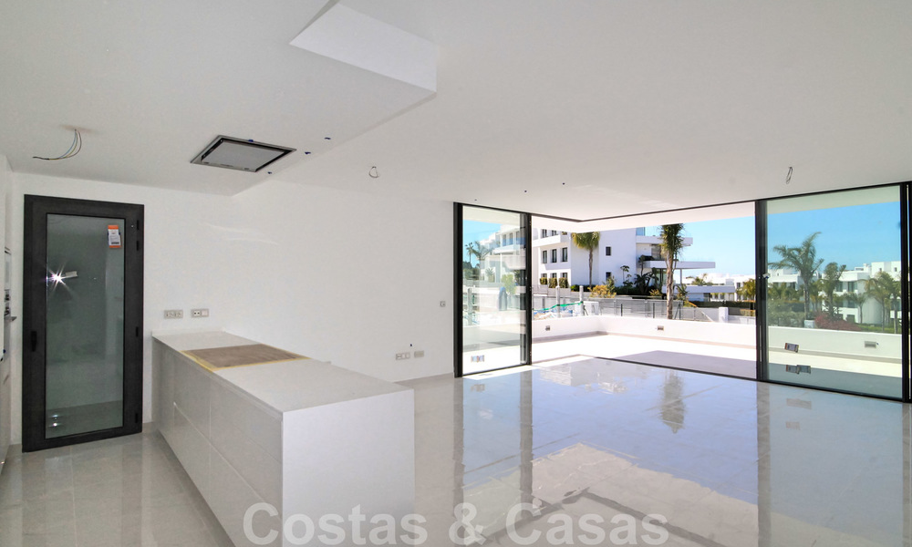 Nieuw instapklaar modern designappartement te koop, aan de golfbaan tussen Marbella en Estepona 24850