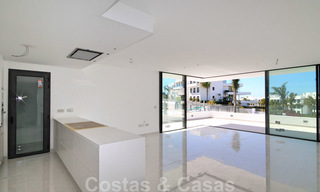 Nieuw instapklaar modern designappartement te koop, aan de golfbaan tussen Marbella en Estepona 24850 