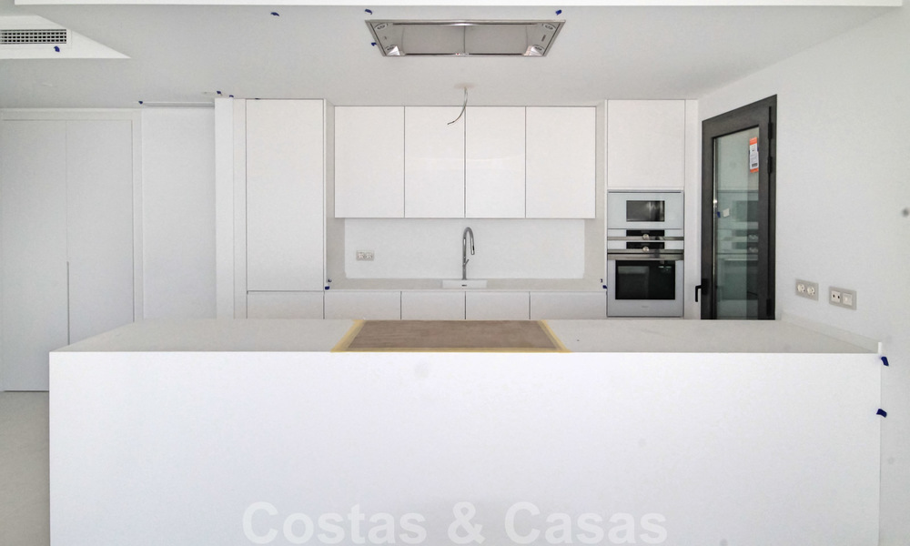 Nieuw instapklaar modern designappartement te koop, aan de golfbaan tussen Marbella en Estepona 24851