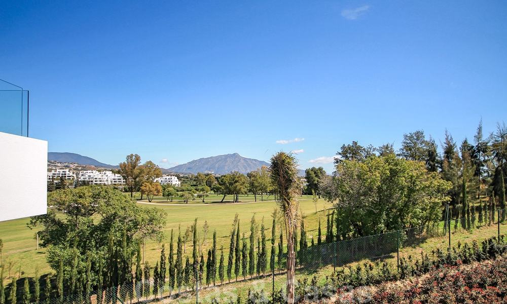 Nieuw instapklaar modern designappartement te koop, aan de golfbaan tussen Marbella en Estepona 24853