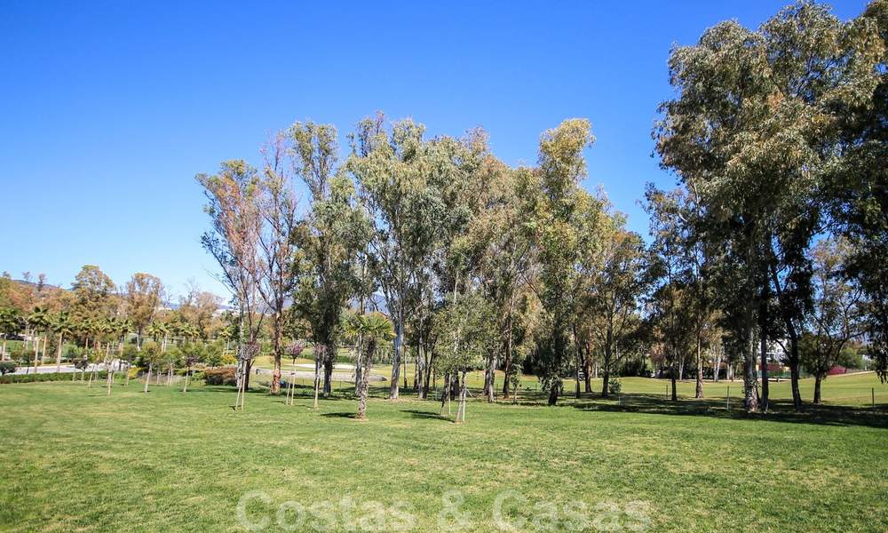 Nieuw instapklaar modern designappartement te koop, aan de golfbaan tussen Marbella en Estepona 24854