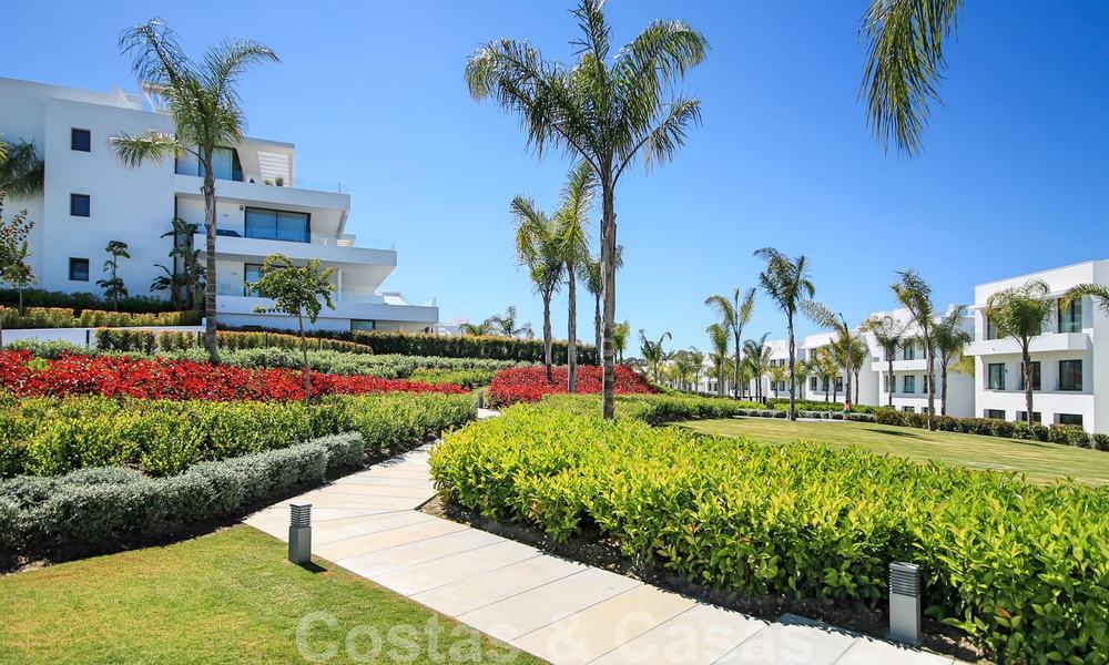 Nieuw instapklaar modern designappartement te koop, aan de golfbaan tussen Marbella en Estepona 24855