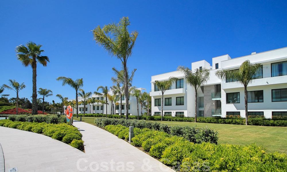 Nieuw instapklaar modern designappartement te koop, aan de golfbaan tussen Marbella en Estepona 24856