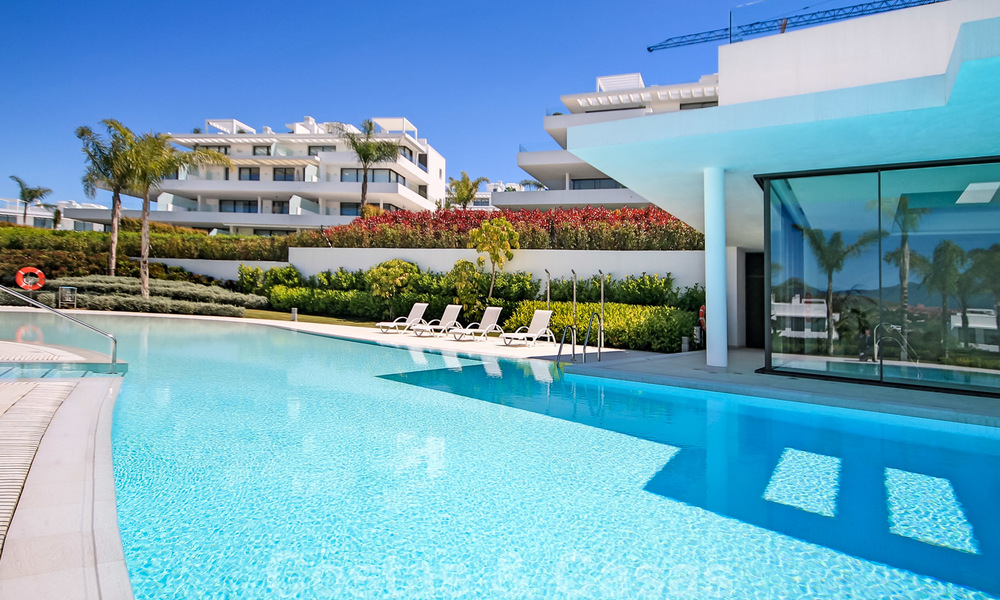 Nieuw instapklaar modern designappartement te koop, aan de golfbaan tussen Marbella en Estepona 24857